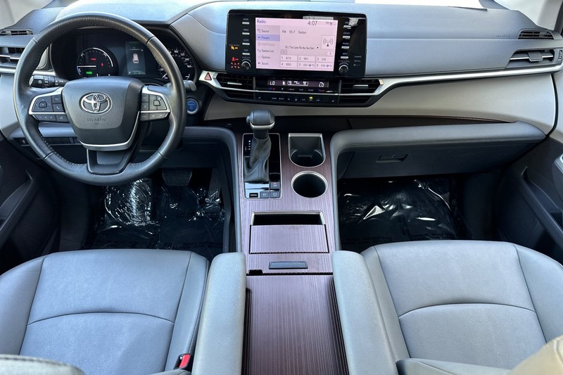 Toyota Sienna Vehicle Full-screen Gallery Image 13
