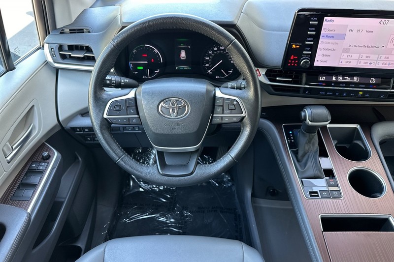 Toyota Sienna Vehicle Full-screen Gallery Image 14