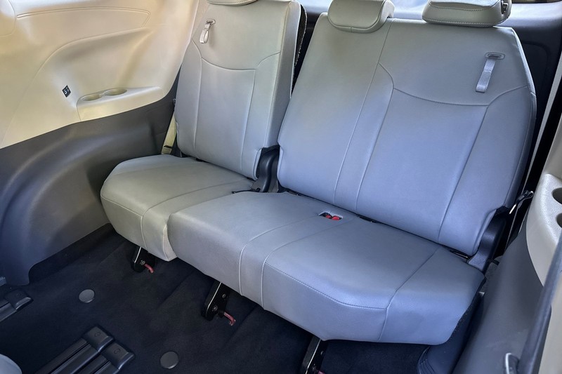 Toyota Sienna Vehicle Full-screen Gallery Image 15