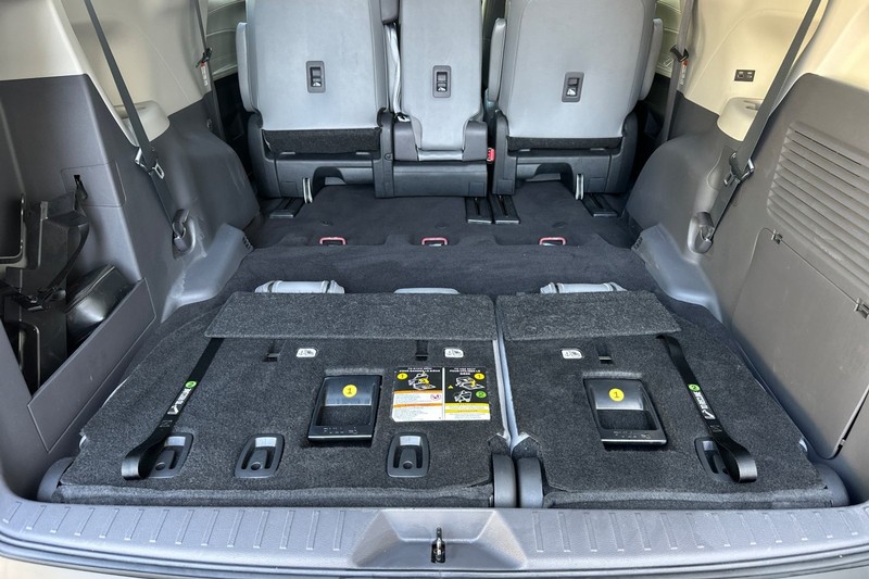 Toyota Sienna Vehicle Full-screen Gallery Image 16