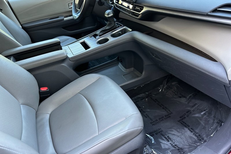 Toyota Sienna Vehicle Full-screen Gallery Image 17