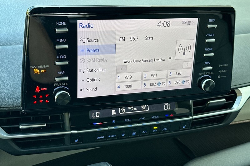 Toyota Sienna Vehicle Full-screen Gallery Image 19