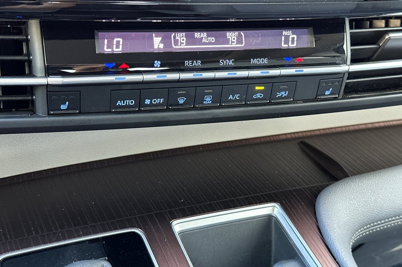 Toyota Sienna Vehicle Full-screen Gallery Image 21