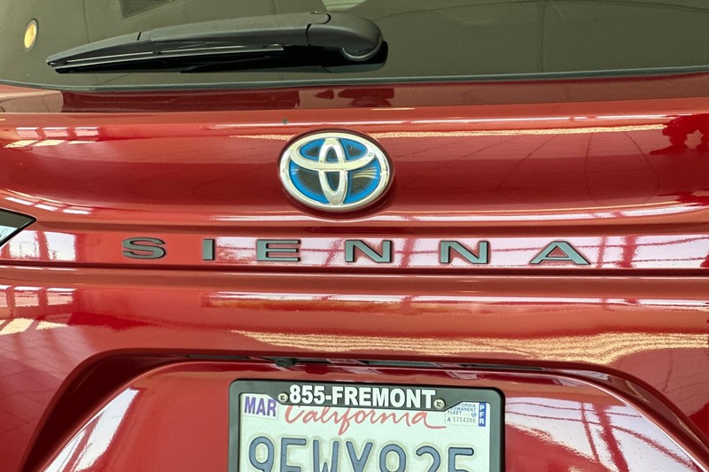 Toyota Sienna Vehicle Full-screen Gallery Image 28