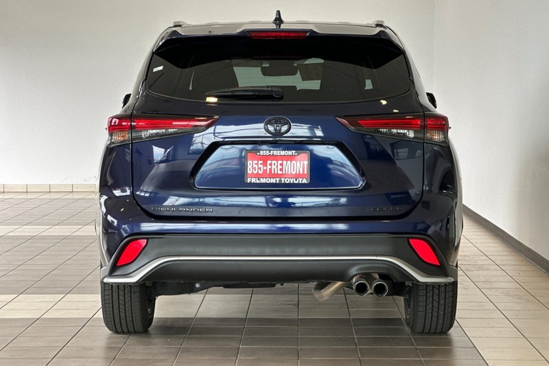 Toyota Highlander Vehicle Full-screen Gallery Image 05