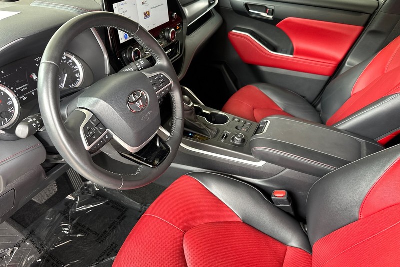 Toyota Highlander Vehicle Full-screen Gallery Image 10