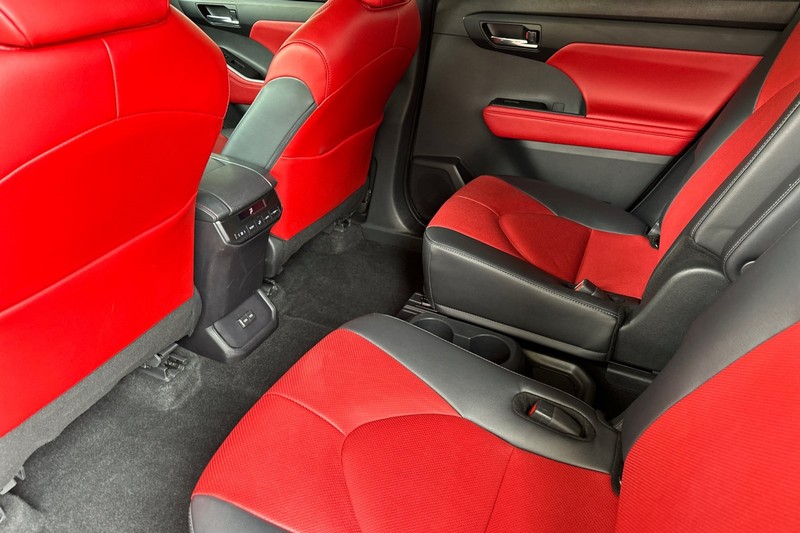 Toyota Highlander Vehicle Full-screen Gallery Image 12