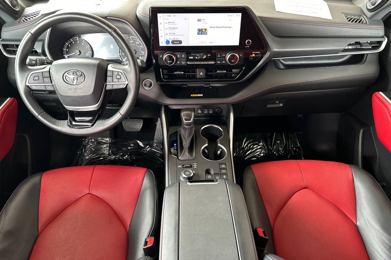 Toyota Highlander Vehicle Full-screen Gallery Image 13