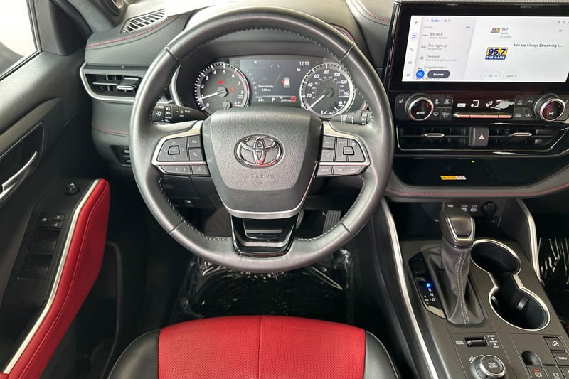 Toyota Highlander Vehicle Full-screen Gallery Image 14