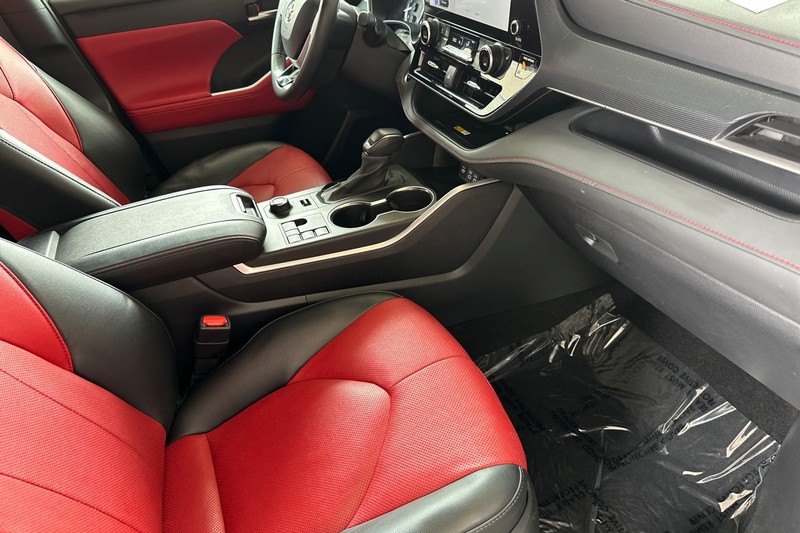 Toyota Highlander Vehicle Full-screen Gallery Image 17