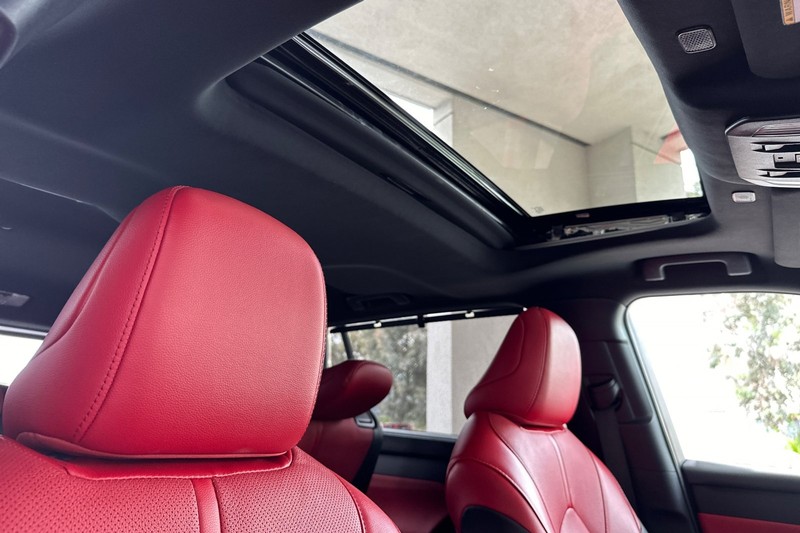 Toyota Highlander Vehicle Full-screen Gallery Image 18