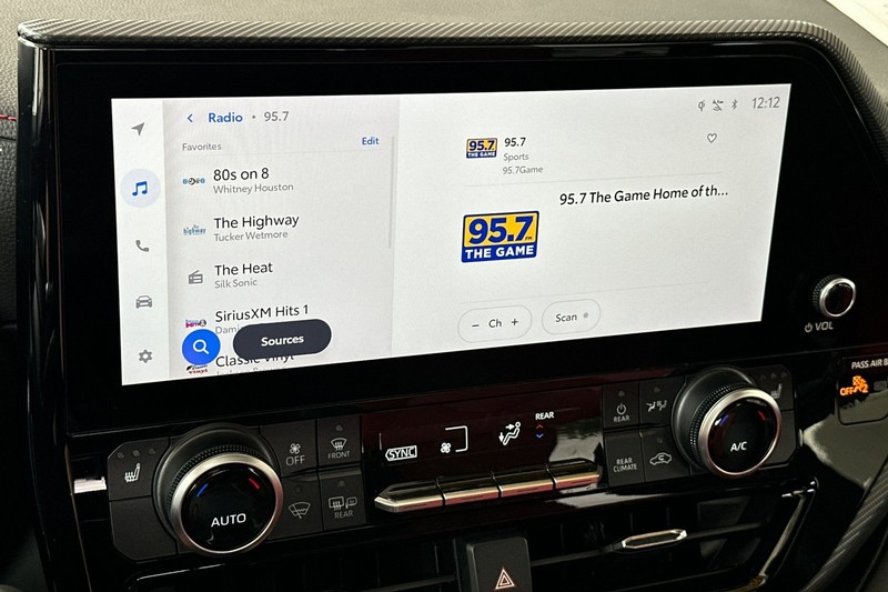 Toyota Highlander Vehicle Full-screen Gallery Image 19