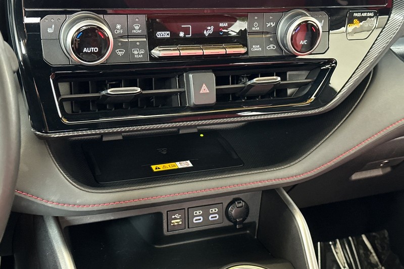 Toyota Highlander Vehicle Full-screen Gallery Image 21