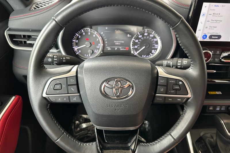 Toyota Highlander Vehicle Full-screen Gallery Image 24