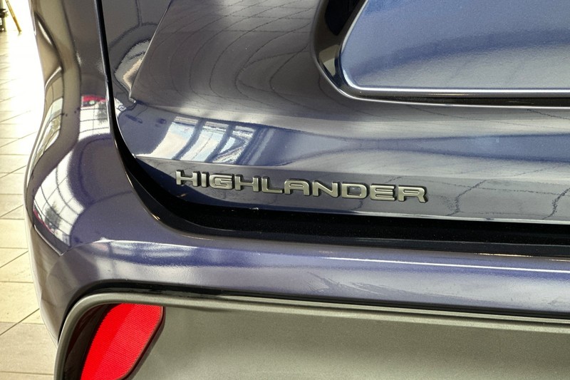 Toyota Highlander Vehicle Full-screen Gallery Image 28