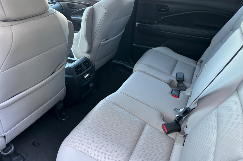 Honda Passport Vehicle Full-screen Gallery Image 12