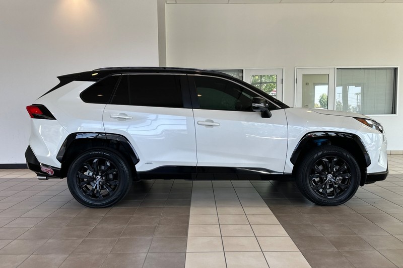 Toyota RAV4 Vehicle Full-screen Gallery Image 03