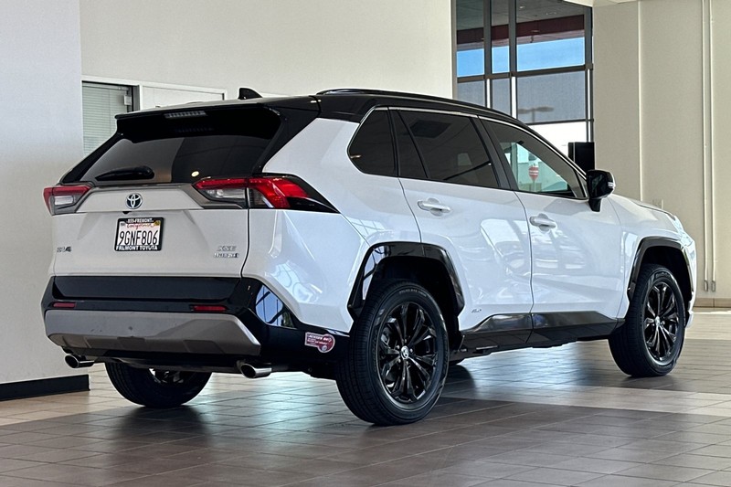 Toyota RAV4 Vehicle Full-screen Gallery Image 04