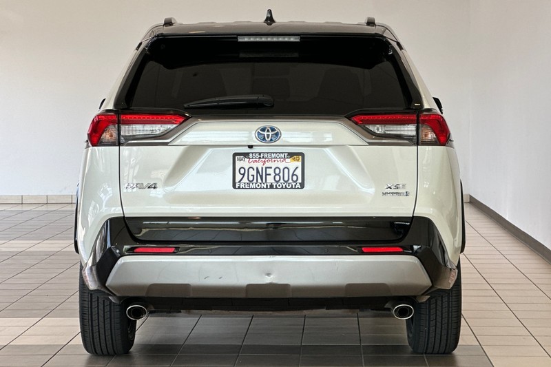 Toyota RAV4 Vehicle Full-screen Gallery Image 05