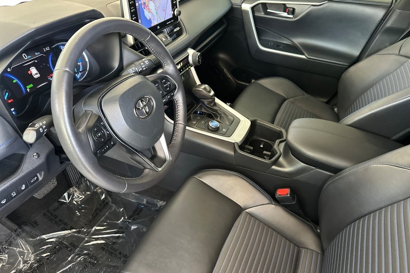 Toyota RAV4 Vehicle Full-screen Gallery Image 10