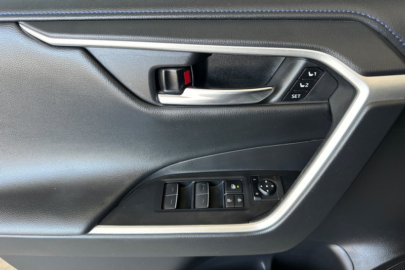 Toyota RAV4 Vehicle Full-screen Gallery Image 11