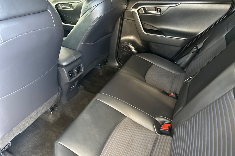 Toyota RAV4 Vehicle Full-screen Gallery Image 12