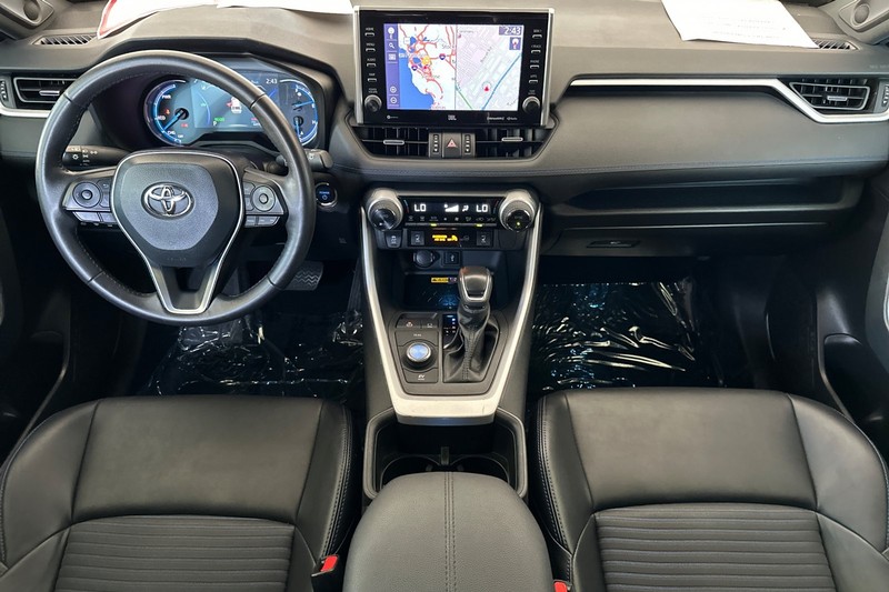 Toyota RAV4 Vehicle Full-screen Gallery Image 13