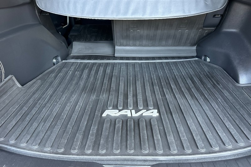 Toyota RAV4 Vehicle Full-screen Gallery Image 15