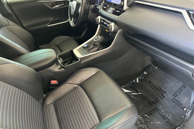 Toyota RAV4 Vehicle Full-screen Gallery Image 16