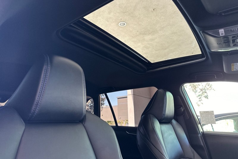 Toyota RAV4 Vehicle Full-screen Gallery Image 17