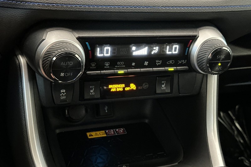 Toyota RAV4 Vehicle Full-screen Gallery Image 21
