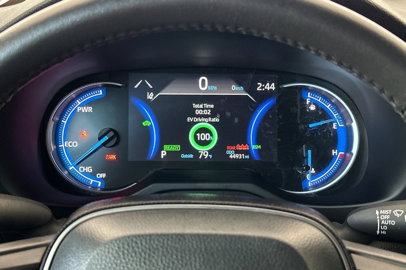 Toyota RAV4 Vehicle Full-screen Gallery Image 25