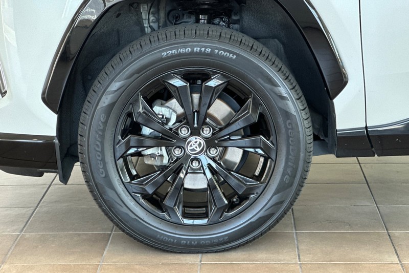 Toyota RAV4 Vehicle Full-screen Gallery Image 27