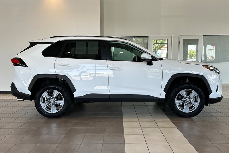 Toyota RAV4 Vehicle Full-screen Gallery Image 03