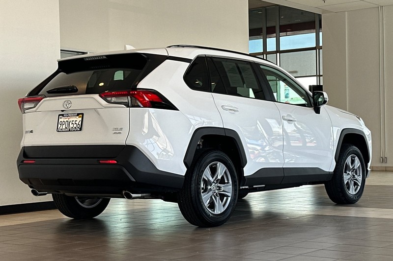 Toyota RAV4 Vehicle Full-screen Gallery Image 04