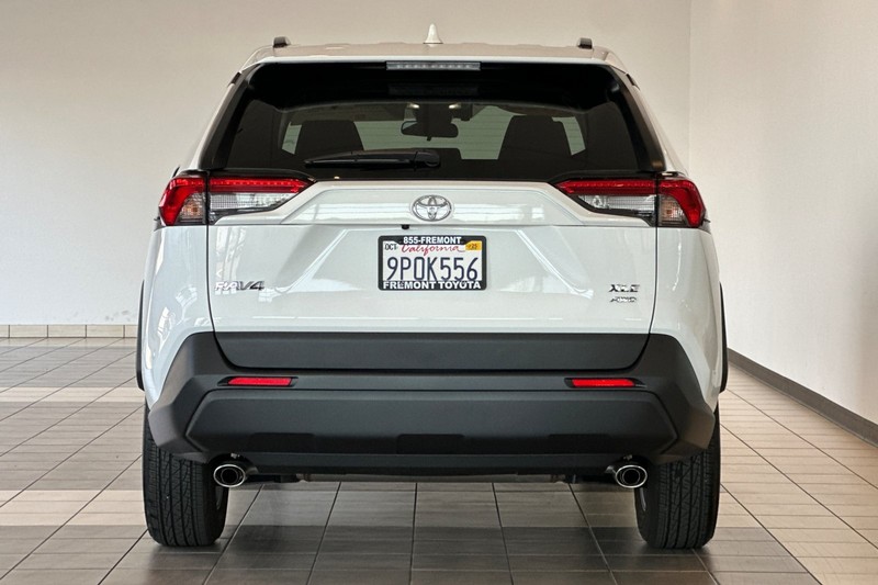Toyota RAV4 Vehicle Full-screen Gallery Image 05