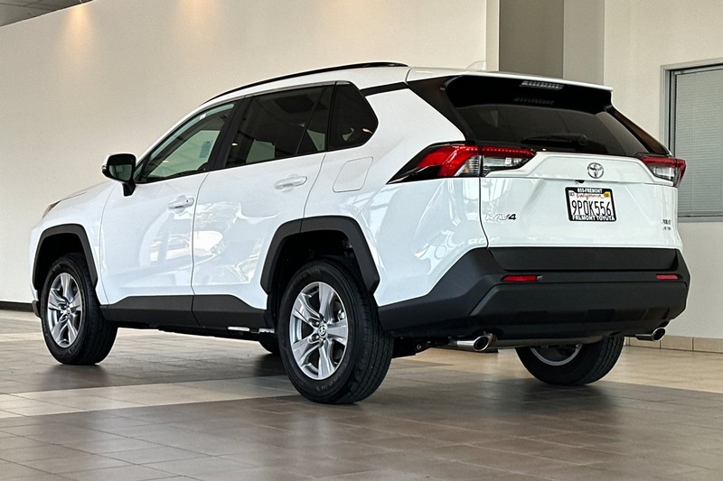 Toyota RAV4 Vehicle Full-screen Gallery Image 06