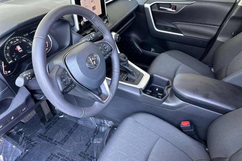 Toyota RAV4 Vehicle Full-screen Gallery Image 10