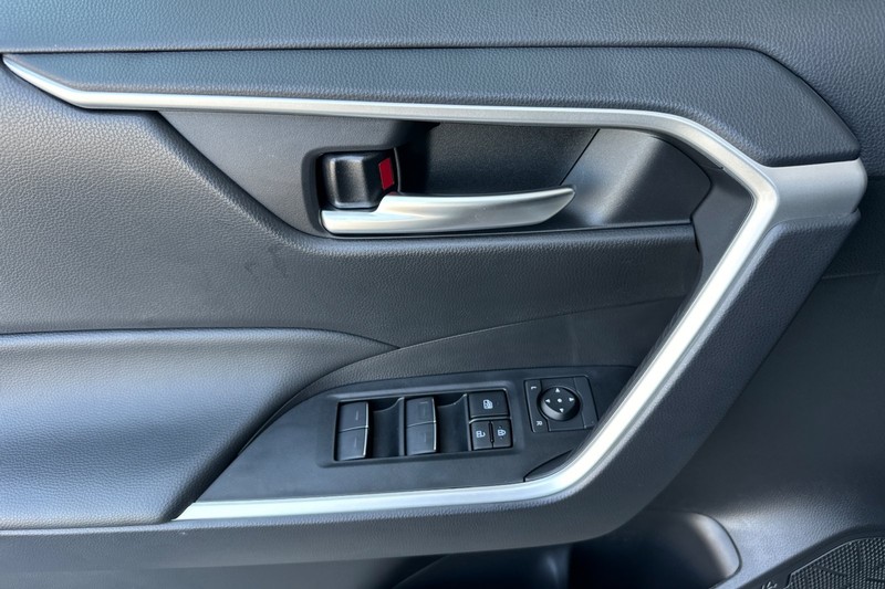 Toyota RAV4 Vehicle Full-screen Gallery Image 11