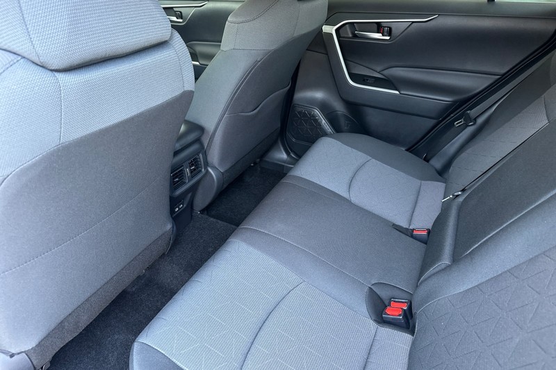 Toyota RAV4 Vehicle Full-screen Gallery Image 12