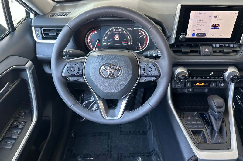 Toyota RAV4 Vehicle Full-screen Gallery Image 14