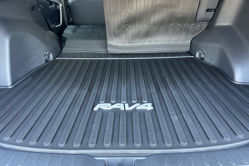 Toyota RAV4 Vehicle Full-screen Gallery Image 15