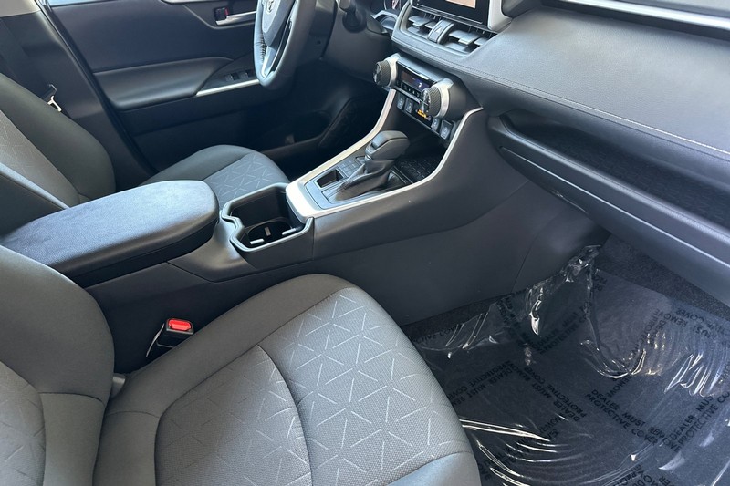 Toyota RAV4 Vehicle Full-screen Gallery Image 16