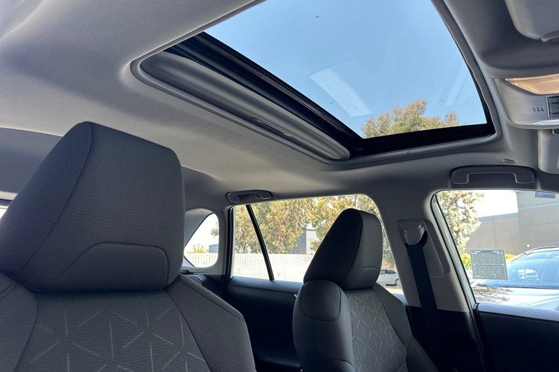Toyota RAV4 Vehicle Full-screen Gallery Image 17