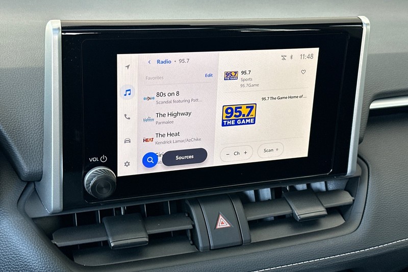 Toyota RAV4 Vehicle Full-screen Gallery Image 18