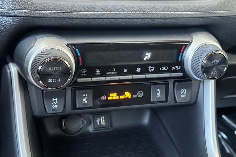 Toyota RAV4 Vehicle Full-screen Gallery Image 20