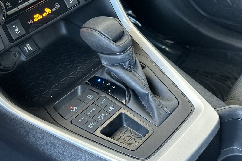 Toyota RAV4 Vehicle Full-screen Gallery Image 21