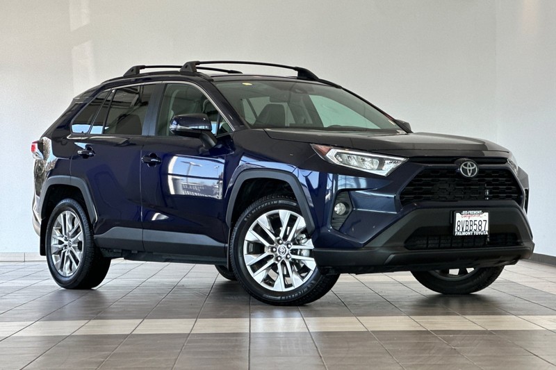 Toyota RAV4 Vehicle Full-screen Gallery Image 02