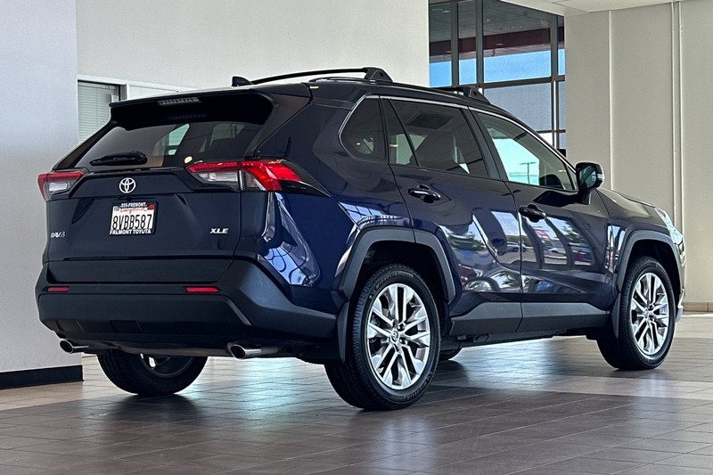 Toyota RAV4 Vehicle Full-screen Gallery Image 04