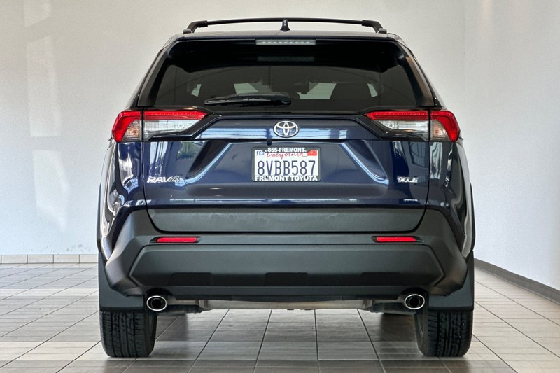 Toyota RAV4 Vehicle Full-screen Gallery Image 05